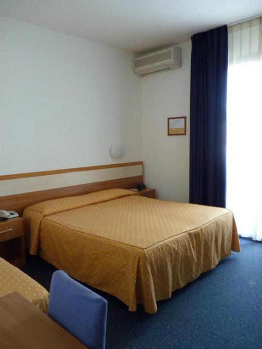 Hotel Gambrinus Лидо-ди-Езоло Номер фото